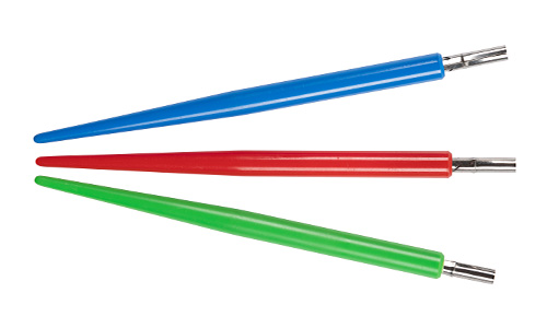Auf weißem Untergrund sind drei spitz zulaufende Stricknadelspitzen parallel zueinander angeordnet. Die Spitzen sind von oben nach unten blau, rot und grün gefärbt.