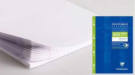 Links ist ein Stapel liniertes Papier mit blassblauen und roten Rändern zu sehen. Rechts ist ein Verpackungsumschlag mit blauem Design, der „400 Seiten“ und die Marke „Clairefontaine“ anzeigt, und auf dem drei grüne Heftlöcher zu sehen sind. Es handelt sich um Ringbucheinlagen.