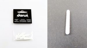 Eine durchsichtige Plastiktüte mit mehreren weißen Ersatzspitzen von Darwi und einem schwarzen Etikett mit der Aufschrift „darwi“ oben links. Rechts eine Nahaufnahme einer einzelnen weißen Ersatzspitze auf grauem Hintergrund.