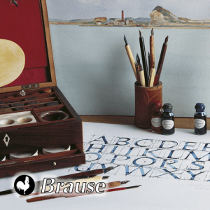 Auf einem Schreibtisch steht ein Kalligraphie-Set mit Stiften, Tintenflaschen und einem Holzkasten. Im Hintergrund ist ein Gemälde mit einer Meereslandschaft zu sehen, und ein Blatt zeigt sauber geschriebene Großbuchstaben. Die Kunst von Exacompta Clairefontaine geht nahtlos in die Kunst von Brause am Boden über.