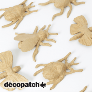 Mehrere braune Insekten- und Käferformen aus Pappmaché von Décopatch, darunter Fliegen, Spinnen und ein Schmetterling, sind auf einer weißen Fläche angeordnet. Das Wort décopatch erscheint in der unteren linken Ecke.