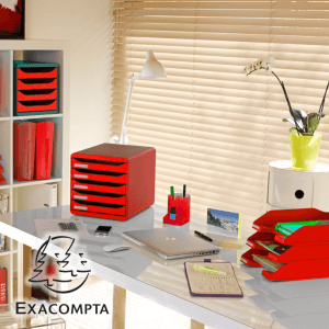 Ein moderner Bürotisch mit roten Exacompta-Organisationsmitteln, einem Laptop, Schreibwaren, einer Schreibtischlampe und Pflanzen. Im Hintergrund befinden sich Regale mit Ordnern und Schubladen. Jalousien verdecken das Fenster. Das Exacompta-Logo befindet sich in der unteren linken Ecke.