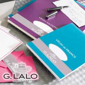Die Schreibwaren-Sets der Marke G. Lalo - darunter blaue und violette Notizblöcke mit der Aufschrift VÉLIN DE FRANCE - sind mit Exacompta Clairefontaine-Qualität, einem Füllfederhalter, einer weißen Karte und einem rosafarbenen Umschlag ausgestattet und eignen sich perfekt für stilvolle Korrespondenz auf allen strukturierten Oberflächen.