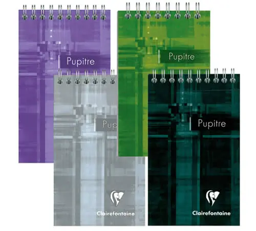 Abgebildet sind vier Clairefontaine Pupitre-Spiralblöcke in den Farben lila, grün, grau und blau, jeweils mit einem geometrischen Muster auf dem Einband und den Logos am unteren Rand.