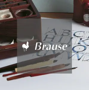 Ein Kalligraphie-Set mit Stiften und Tinte neben einem Blatt Papier mit handgezeichneten Großbuchstaben. Das Wort Brause und ein Hahn-Logo sind über das Bild gelegt.