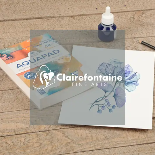 Ein Aquarellblock, eine blaue Flasche mit einer Pipette und ein Blatt mit einer gemalten blauen Blume liegen auf einer Holzfläche. Das Logo von Clairefontaine Fine Arts ist in der Mitte des Bildes überlagert.