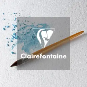 Ein runder Pinsel liegt auf strukturiertem weißem Papier mit blauen Pigmenten, darüber das Clairefontaine-Logo und der Markenname in Weiß.