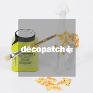 Eine weiße Giraffenfigur ist teilweise mit gelbem, blumengemustertem Papier verziert. In der Nähe befinden sich Découpage-Kleber, ein Pinsel und weiteres gemustertes Papier. Das Wort Décopatch ist über das Bild gelegt.