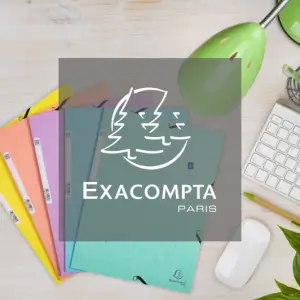 Vier bunte Aktenordner (gelb, orange, rosa und türkis) liegen auf einem Schreibtisch neben einer grünen Lampe, einer weißen Computertastatur und einer Maus. In der Mitte des Bildes ist das Logo von Exacompta Paris eingeblendet.