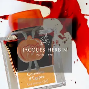 Eine Flasche Jacques Herbin Coranine dÉgypte Tinte wird mit roter Tinte im Hintergrund gezeigt. Die orangefarbene Kappe und das Etikett der Flasche sind sichtbar, und der Markenname überlagert die Mitte des Bildes.