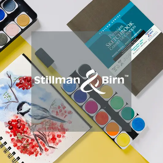 Aquarellfarben, ein Pinsel und ein braunes Premium-Skizzenbuch von Stillman & Birn sind auf einer gelben Fläche angeordnet. Ein aufgeschlagenes Skizzenbuch zeigt ein Aquarell eines Vogels auf einem Ast mit roten Beeren.