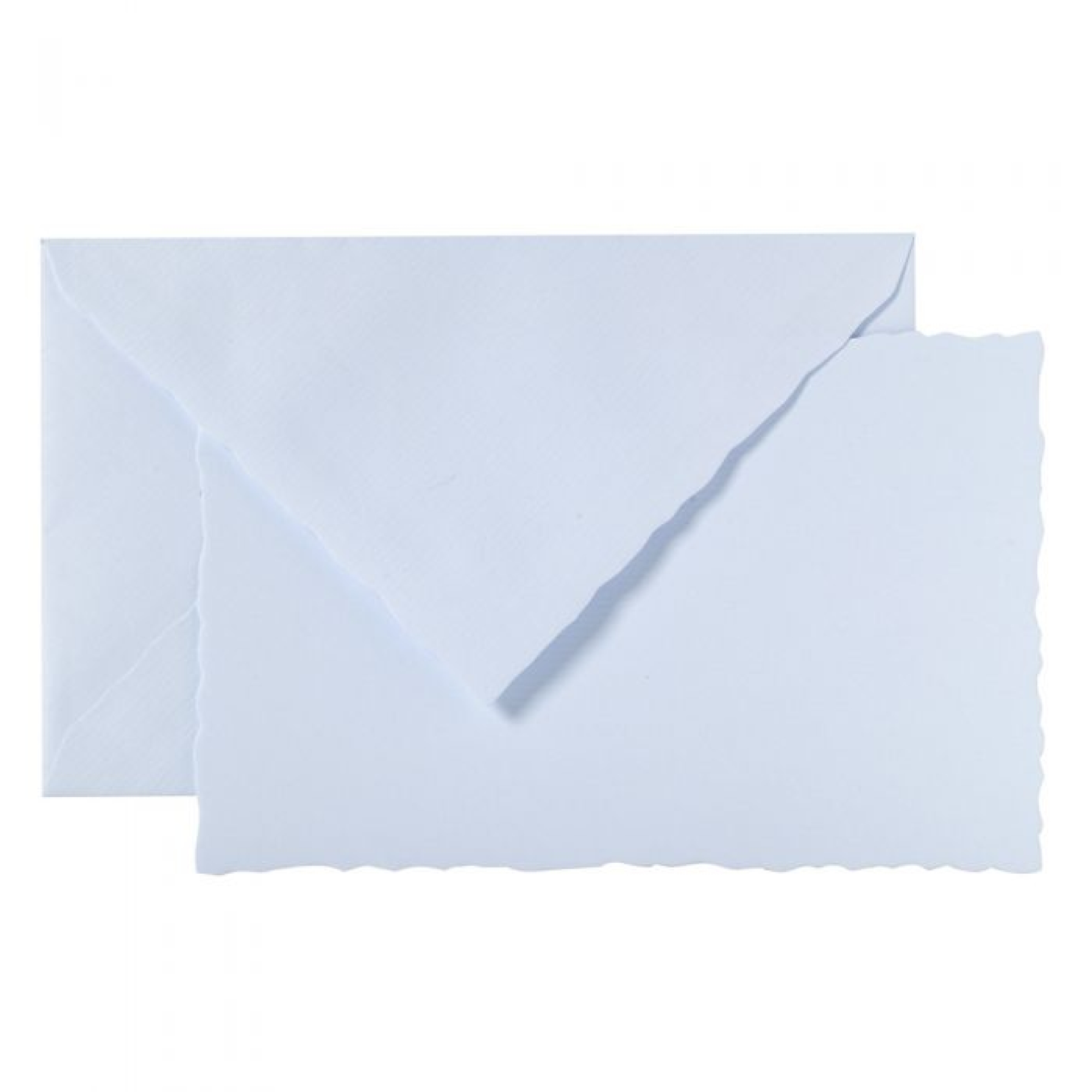 Ein einfacher weißer G. Lalo Umschlag mit einer passenden Blankokarte davor. Die Karte hat leicht gewellte Ränder, und beide Elemente sind vor einem weißen Hintergrund platziert - perfekt für Fans von hochwertigem Papier oder einem Hauch von Pariser Korrespondenz.