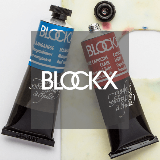 Zwei Tuben Blockx-Ölfarbe, eine manganblaue und eine rote capucine light, liegen auf einer Palette, und das Blockx-Logo prangt in der Mitte des Bildes.