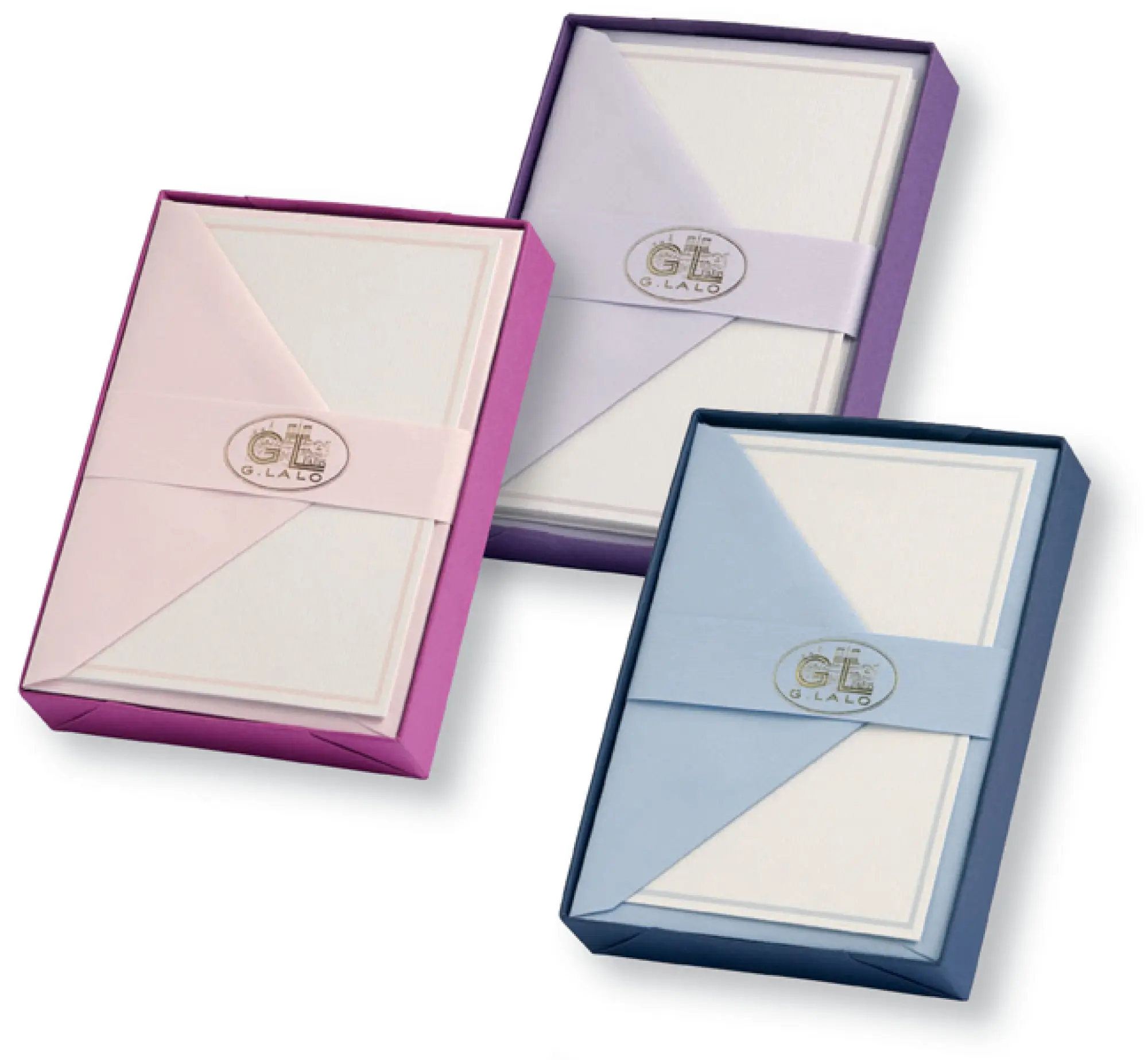 Drei Schachteln G. Lalo Briefpapier mit Umschlägen sind abgebildet. Die rosafarbenen, violetten und blauen Schachteln haben jeweils eine passende Banderole und ein goldenes G. Lalo-Logo auf der Oberseite - perfekt zum Schreiben luxuriöser Briefe mit hochwertigem Papier aus Paris.