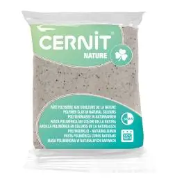 Eine Packung Cernit Nature Polymer Clay in einer gesprenkelten hellgrauen Farbe - ideal für Modelliermasseprojekte wie Miniaturen, Figuren oder Schmuck. Die durchsichtige Verpackung enthält ein grün-weißes Etikett mit Marken- und Produktangaben.