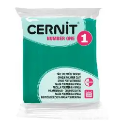Eine Packung Cernit Number One opake Polymer Clay in grün. Diese vielseitige Modelliermasse ist perfekt für Reproduktionen, Miniaturen oder Figuren. Die Verpackung zeigt einen rosa Kreis mit der Zahl 1 und Text in mehreren Sprachen.