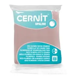 Eine Packung Cernit Opaline Polymer Clay Modelliermasse in hellrosa Farbe, versiegelt in klarem Kunststoff mit einem türkis-weißen Etikett mit Produktdetails. Perfekt für Reproduktionen, Miniaturen und Figurenherstellung.