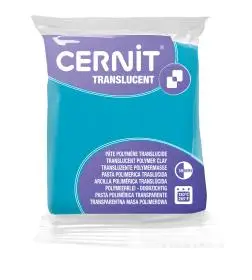 Eine Packung Cernit Translucent Polymer Clay Modelliermasse in einer durchsichtigen Kunststoffverpackung, die einen blau gefärbten Tonblock mit Produkt- und Markeninformationen auf dem Etikett zeigt.