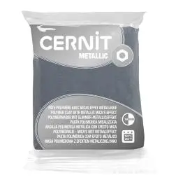 Eine Packung Cernit Metallic Modelliermasse in einer versiegelten, durchsichtigen Plastikverpackung mit einem grauen Etikett mit dem Markennamen und Produktdetails in mehreren Sprachen, perfekt für Schmuck und Miniaturen.