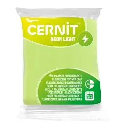 Eine Packung Cernit Neon Light fluoreszierende Polymer Clay Modelliermasse in grün, verpackt in einer durchsichtigen Plastikhülle mit grüner und weißer Beschriftung. Perfekt für Miniaturen, Figuren, und kreative Projekte.