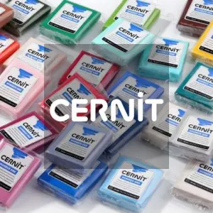 Mehrere Packungen Cernit-Polymer-Knete in verschiedenen Farben sind dicht nebeneinander angeordnet, wobei das markante weiße Cernit-Logo in der Mitte des Bildes überlagert ist.