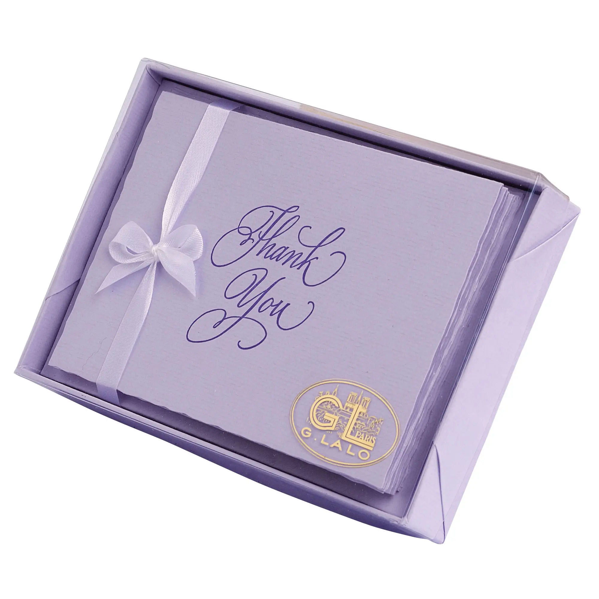 Eine lavendelfarbene Schachtel mit eleganten Dankeskarten von G. Lalo mit kursiver Schrift, gebunden mit einem weißen Band und mit einem goldenen Siegel in der rechten unteren Ecke - perfekt für luxuriöse Korrespondenz oder kurzes Schreiben auf hochwertigem Papier aus Paris.