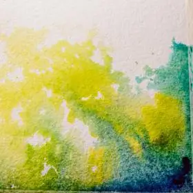 Abstraktes Aquarell mit gemischten Gelb- und Grüntönen auf der linken Seite, die auf der rechten Seite in Blau übergehen. Es wurde hochwertiges Clairefontaine-Papier für einen weichen, strukturierten und von der Natur inspirierten Effekt mit leuchtenden Aquarellfarben verwendet.